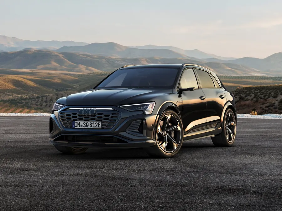 Audi SQ8 e-tron — фото модели