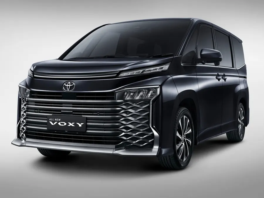 Toyota Voxy — фото модели
