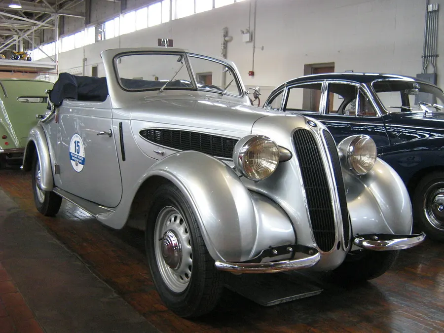 BMW 320 — фото модели
